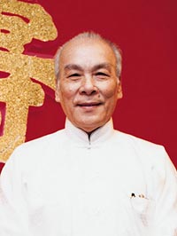 Velmistr Lok Yiu se narodil 22. října 1922 v Hongkongu a byl jeden z prvních dvou žáků a instruktorů velmistra Yip Mana. Celý život zasvětil studování Wing ... - lokyiu_02